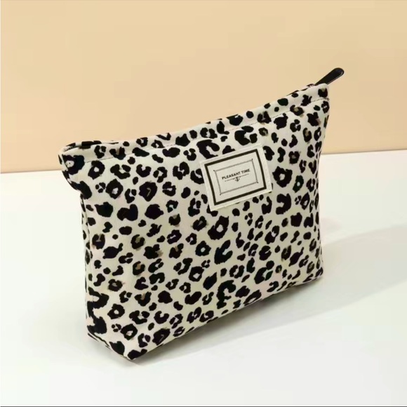 Handbags - SNOW LEOPARD Print Large Makeup Bag (Brand New!) 🐾✨